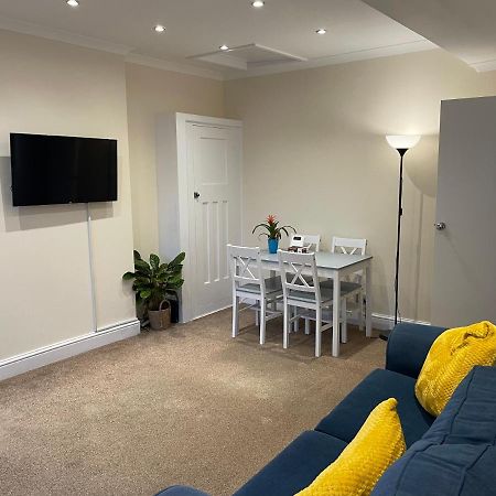 Super Convenient For Central London - Large 2 Double Bed Apartment 30 Seconds Walk To Platform Train Station And 19 Mins To London Waterloo エクステリア 写真
