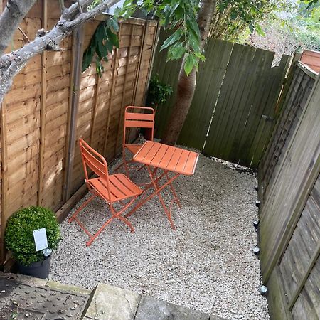 Super Convenient For Central London - Large 2 Double Bed Apartment 30 Seconds Walk To Platform Train Station And 19 Mins To London Waterloo エクステリア 写真