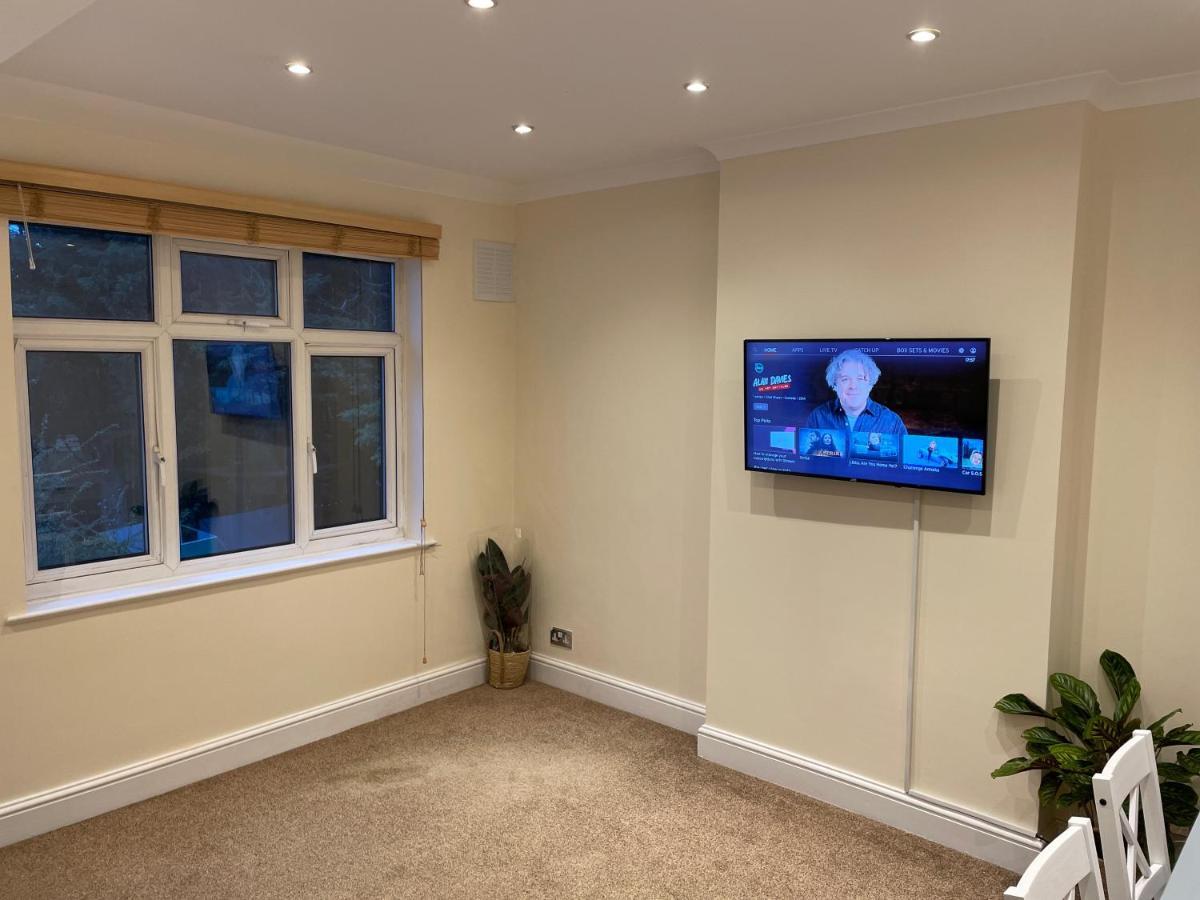 Super Convenient For Central London - Large 2 Double Bed Apartment 30 Seconds Walk To Platform Train Station And 19 Mins To London Waterloo エクステリア 写真