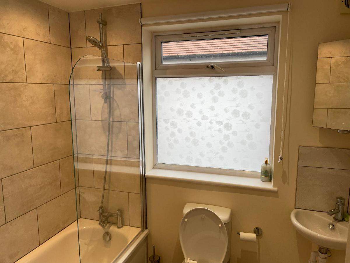 Super Convenient For Central London - Large 2 Double Bed Apartment 30 Seconds Walk To Platform Train Station And 19 Mins To London Waterloo エクステリア 写真