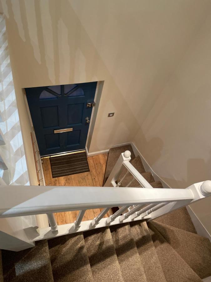 Super Convenient For Central London - Large 2 Double Bed Apartment 30 Seconds Walk To Platform Train Station And 19 Mins To London Waterloo エクステリア 写真