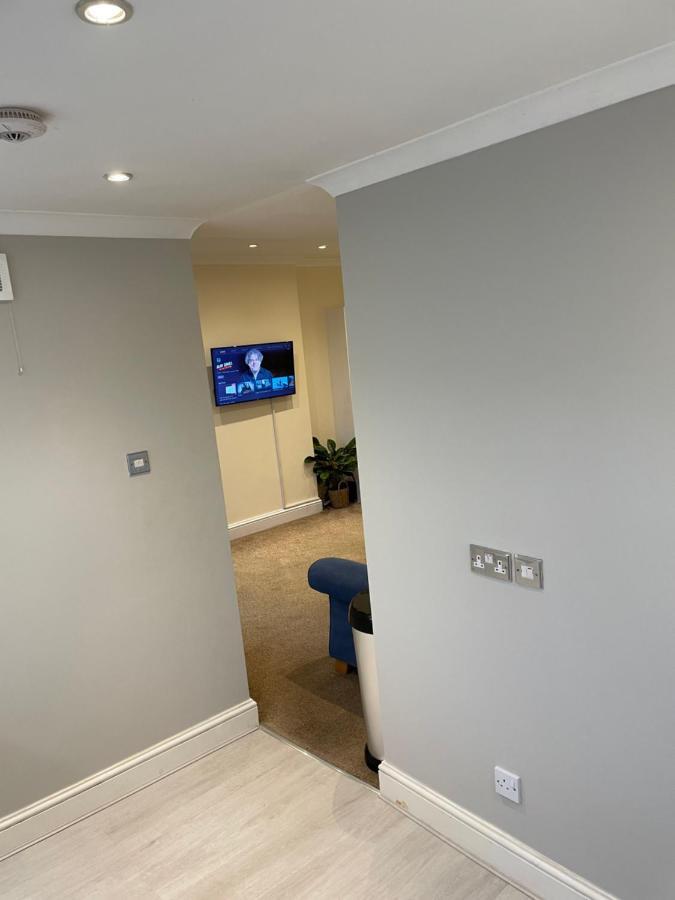 Super Convenient For Central London - Large 2 Double Bed Apartment 30 Seconds Walk To Platform Train Station And 19 Mins To London Waterloo エクステリア 写真