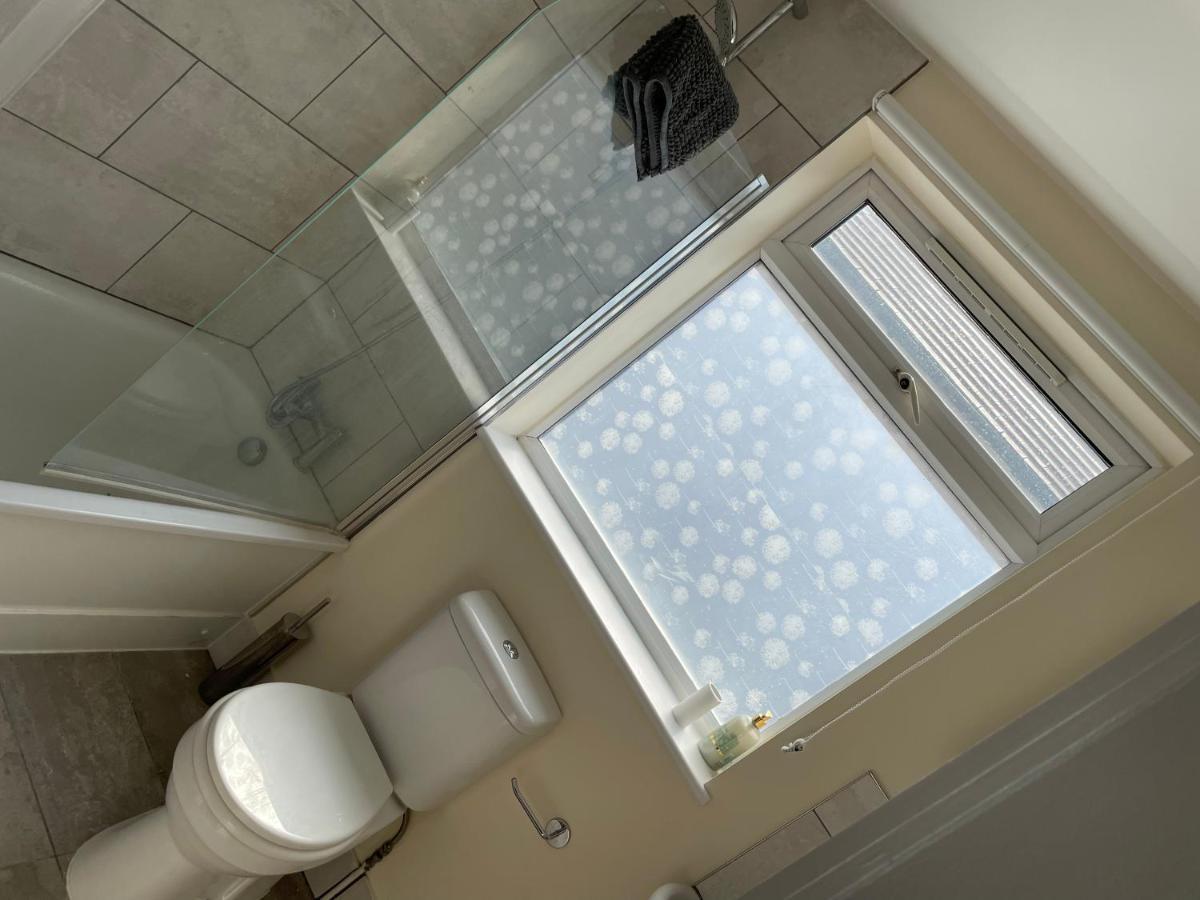 Super Convenient For Central London - Large 2 Double Bed Apartment 30 Seconds Walk To Platform Train Station And 19 Mins To London Waterloo エクステリア 写真