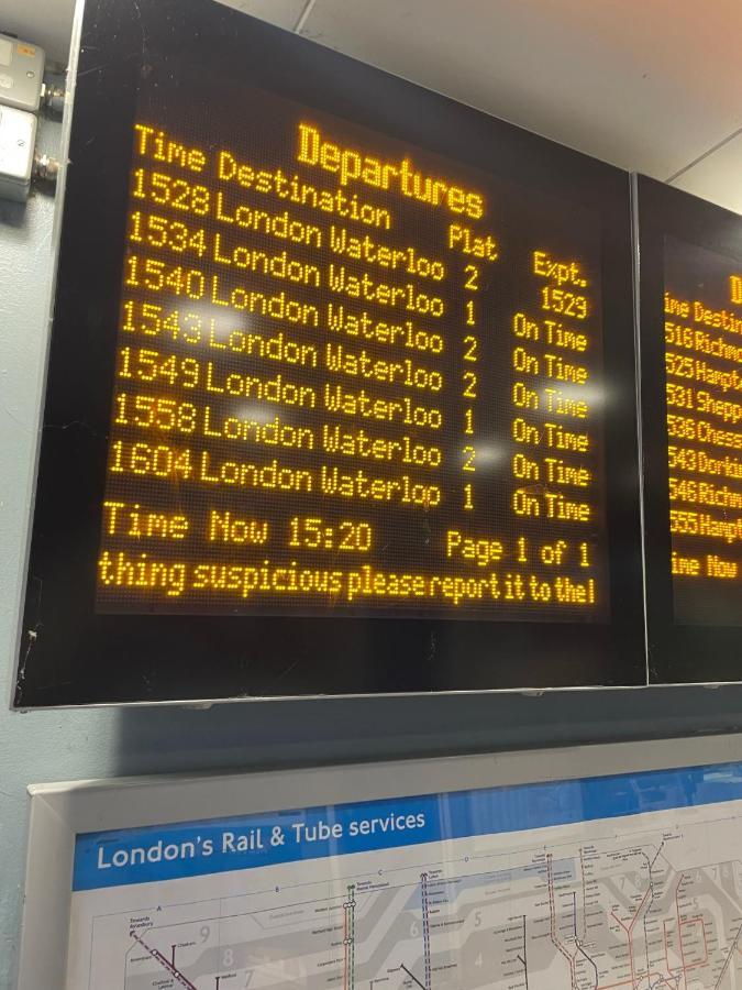 Super Convenient For Central London - Large 2 Double Bed Apartment 30 Seconds Walk To Platform Train Station And 19 Mins To London Waterloo エクステリア 写真