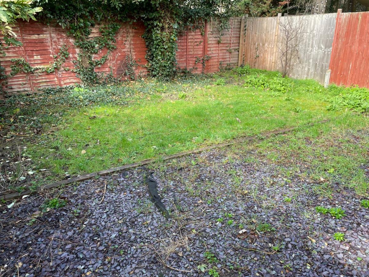 Super Convenient For Central London - Large 2 Double Bed Apartment 30 Seconds Walk To Platform Train Station And 19 Mins To London Waterloo エクステリア 写真