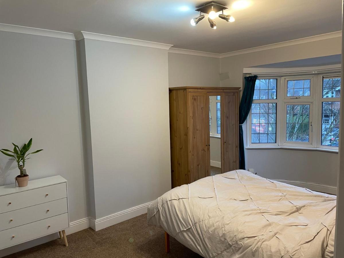 Super Convenient For Central London - Large 2 Double Bed Apartment 30 Seconds Walk To Platform Train Station And 19 Mins To London Waterloo エクステリア 写真